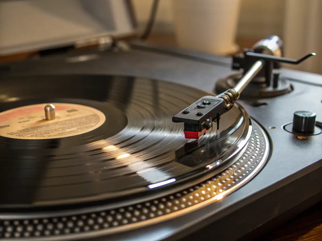 A close-up of a vinyl record and digital music files on a computer screen, symbolizing Alambik Musik's discographic publishing service.
